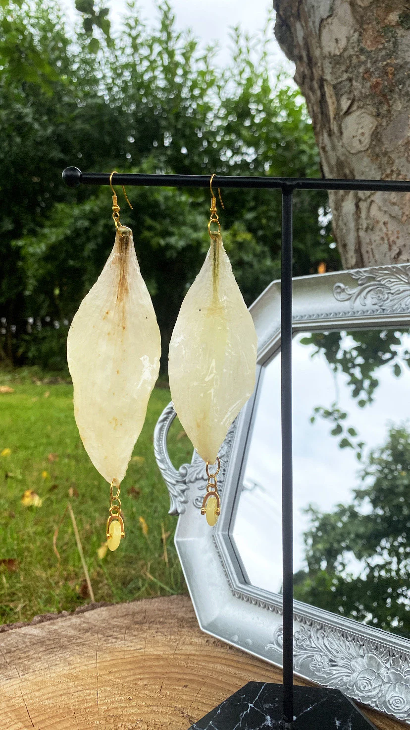 Gelb Weiß Lila Lilienblüten Ohrringe mit Edelstahl Elementen echten Süßwasserperlen Glassteinen