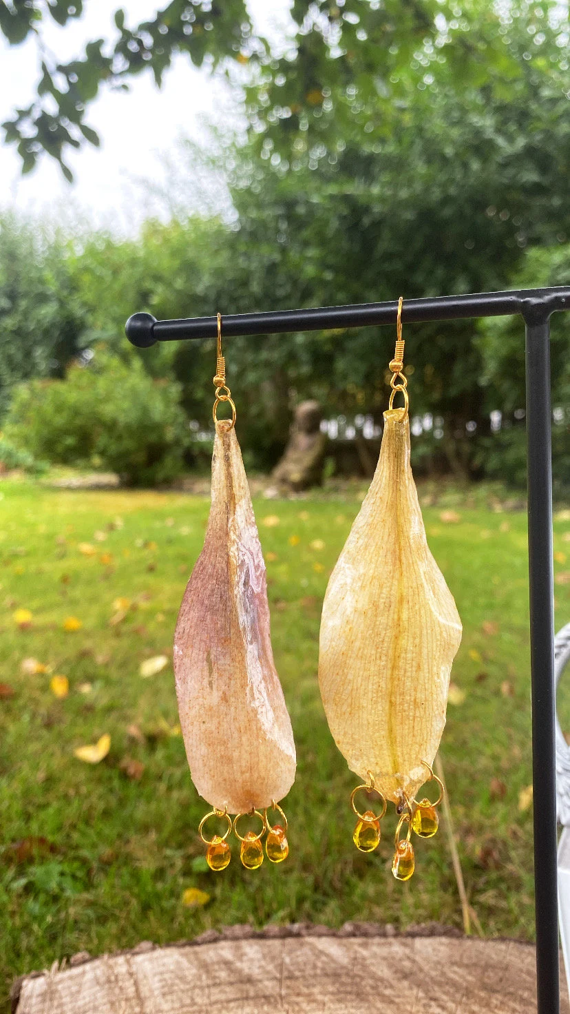 Gelb Weiß Lila Lilienblüten Ohrringe mit Edelstahl Elementen echten Süßwasserperlen Glassteinen